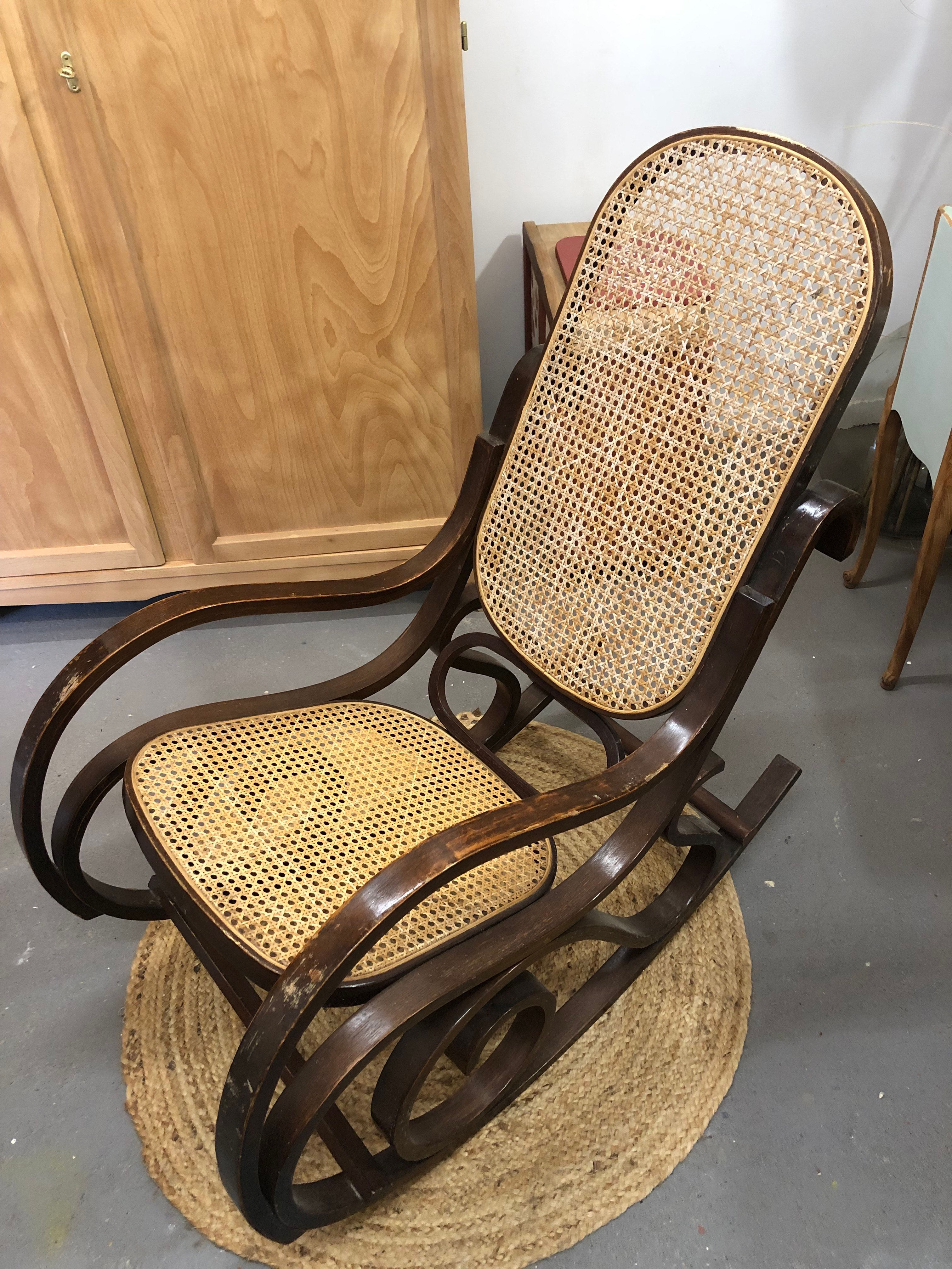 Rocking-chair vintage en bois courbé et cannage restauré à Berrie – mobilier écoresponsable en Vienne (86)