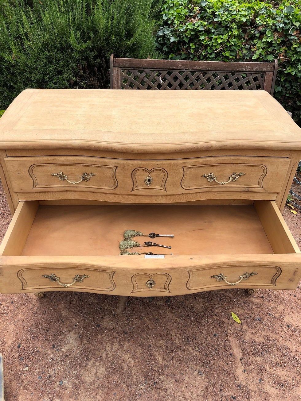 Miniature : Commode galbée en chêne