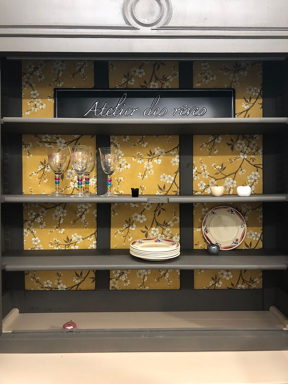 Miniature : Vaisselier ancien en noyer