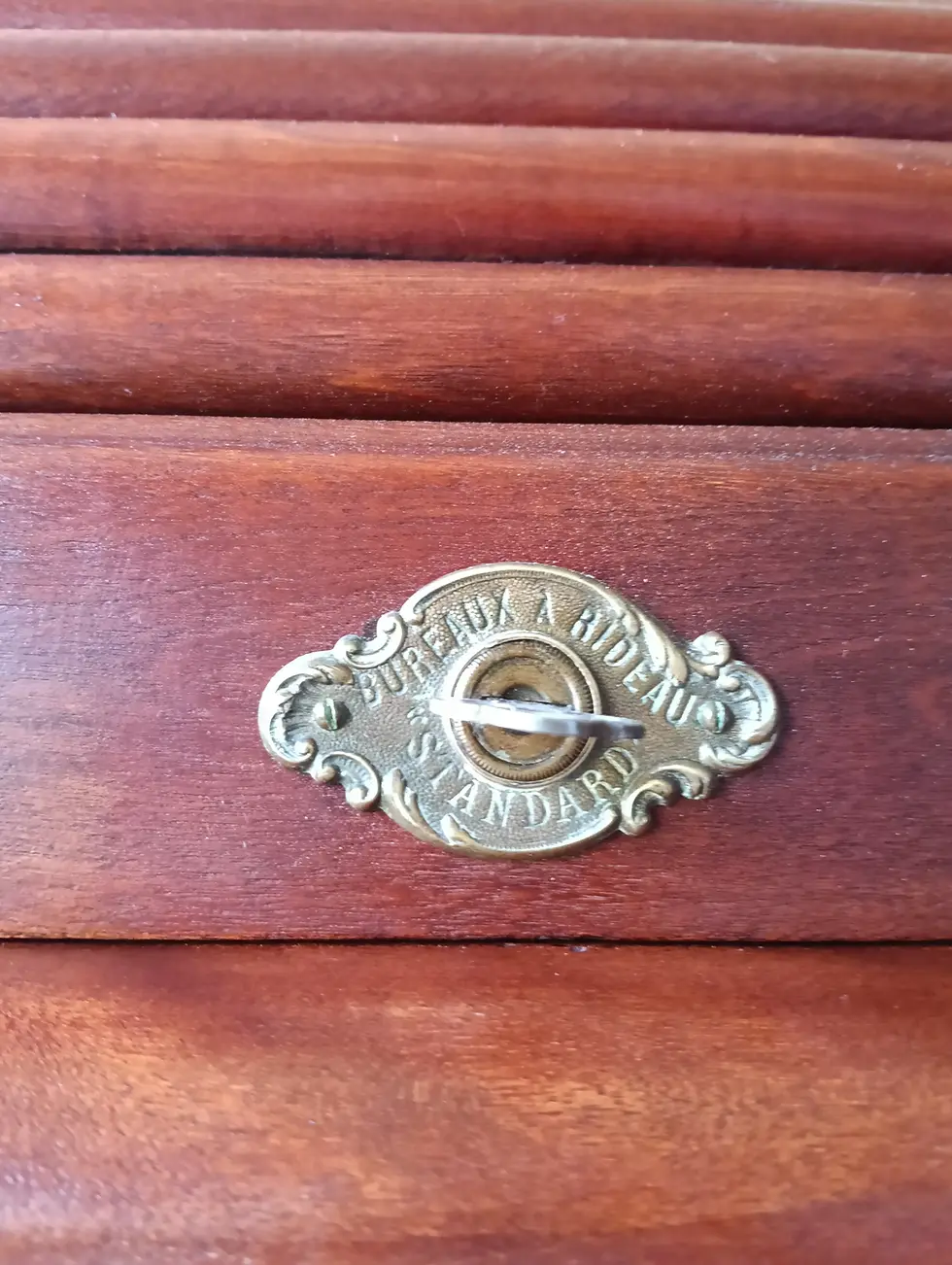 Miniature : Serrure et clé d'origine du bureau américain Standard en acajou massif restauré dans notre atelier en France.