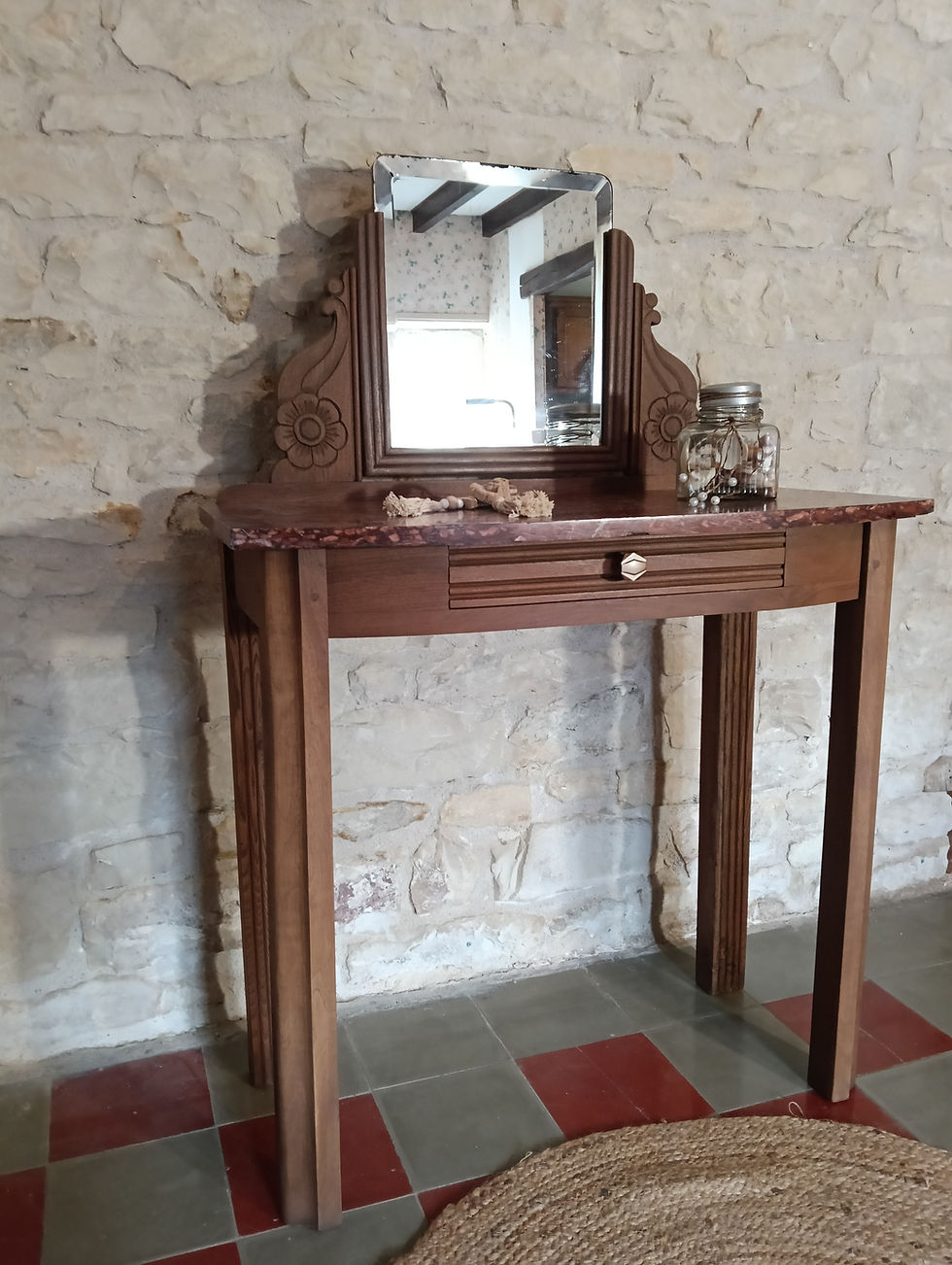 Détail du plateau en noyer d’une coiffeuse art déco vintage