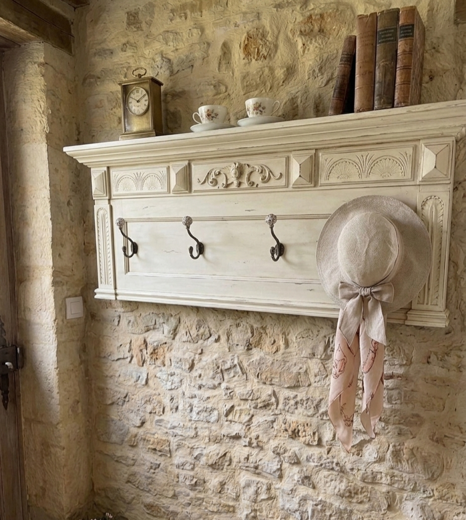 Détail des moulures sculptées d'un porte-manteau vintage en bois massif restauré par un atelier spécialisé en rénovation de m