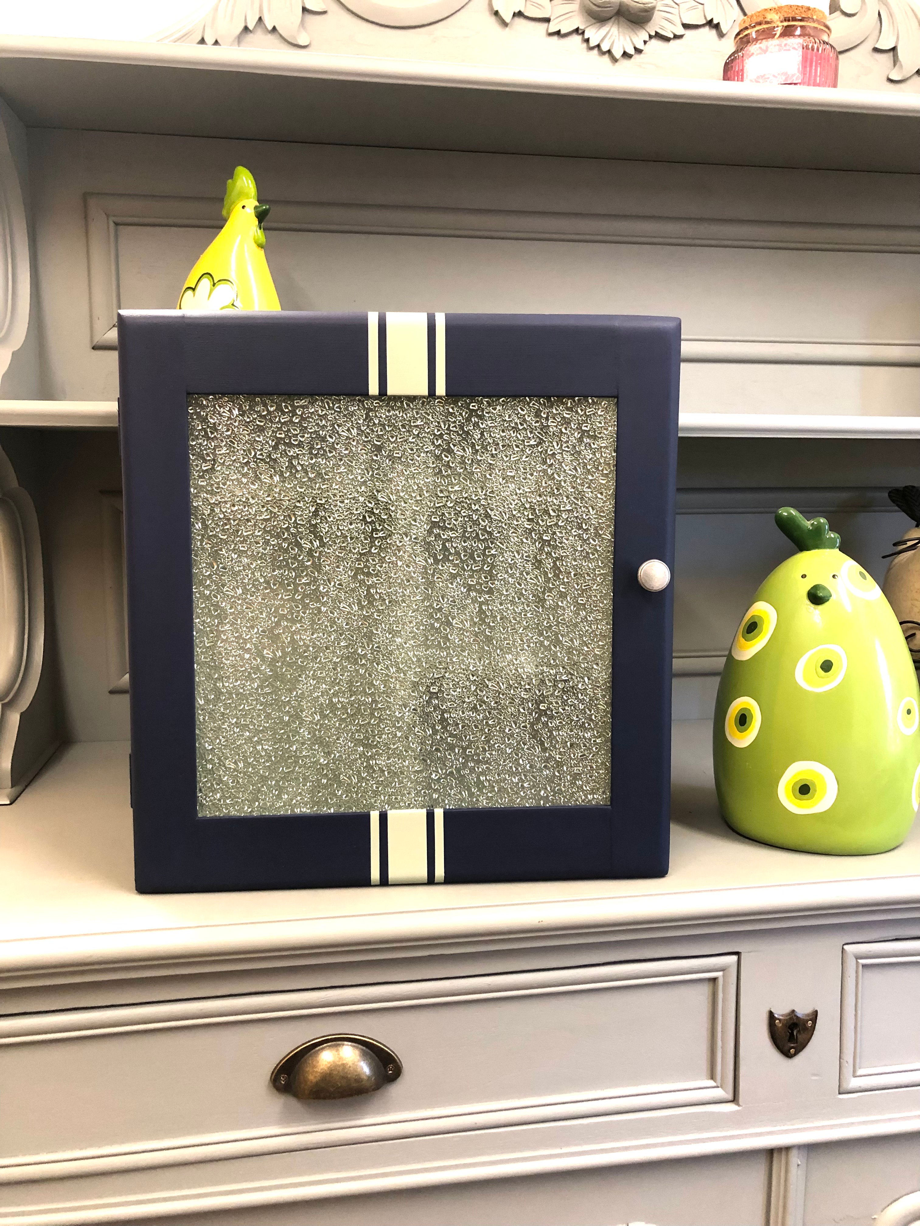 Armoire à pharmacie ancienne relookée bleu marine avec verre martelé, rénovée artisanalement près de Loudun dans la Vienne