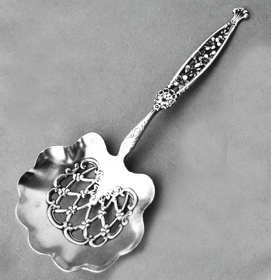Bon-Bon-Server-Whiting-Sterling-Silver.gif