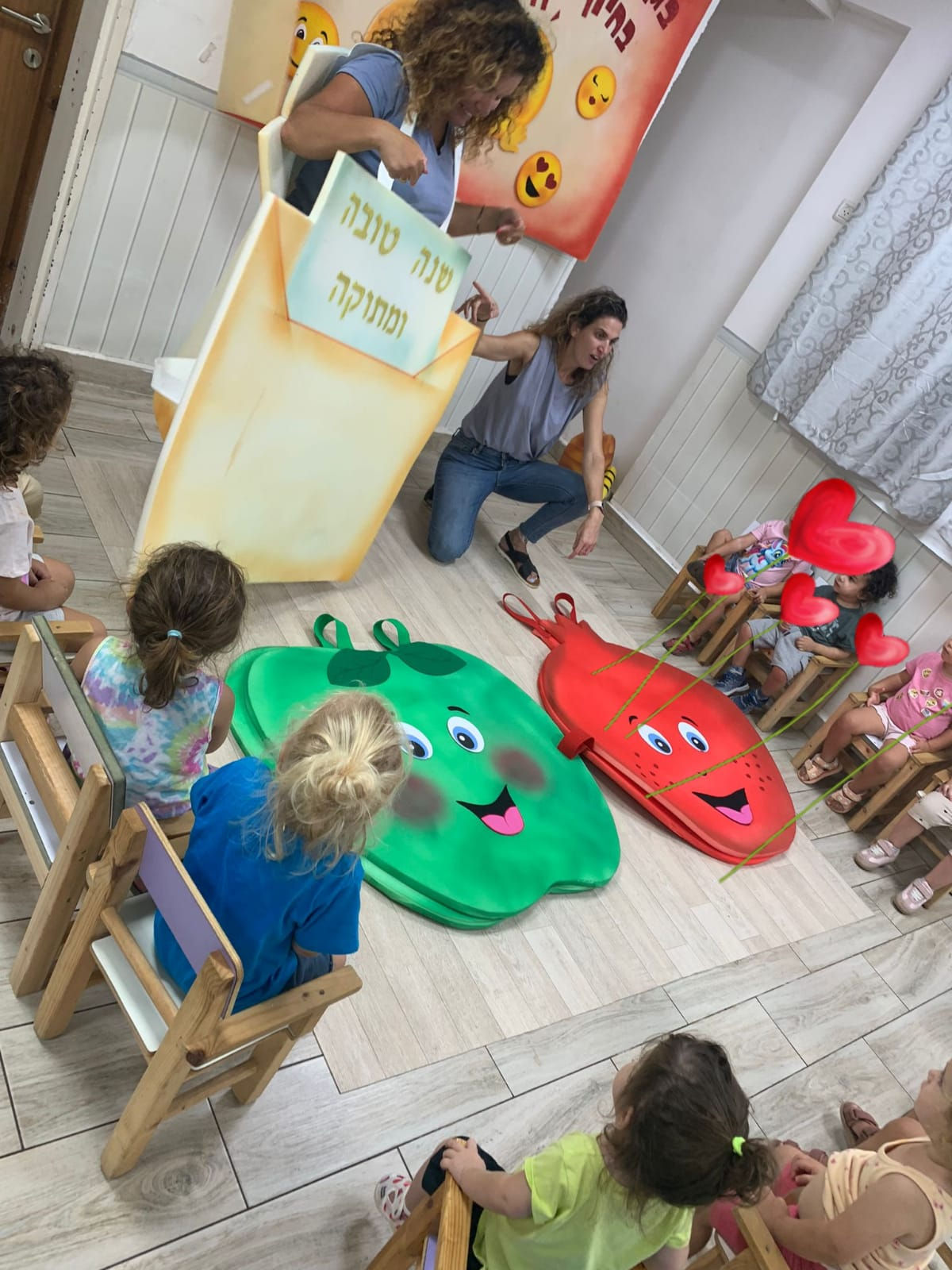 -כשהגננת הופכת לחלק מהסיפור – הילדים פשוט מוקסמים! תלבושות חגי תשרי