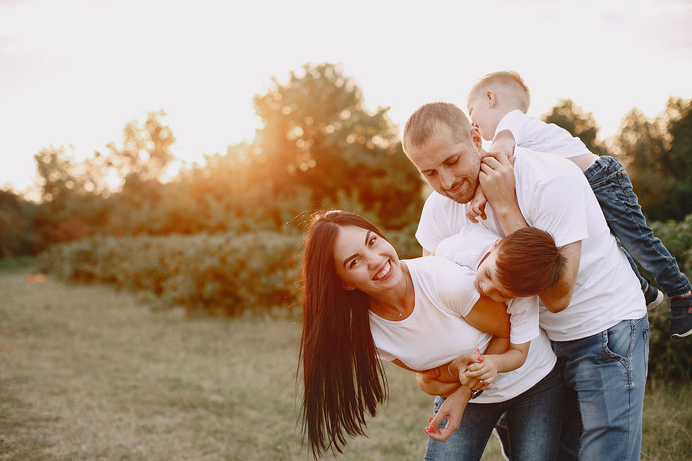 linda-familia-jugando-en-un-campo-de-verano.jpg