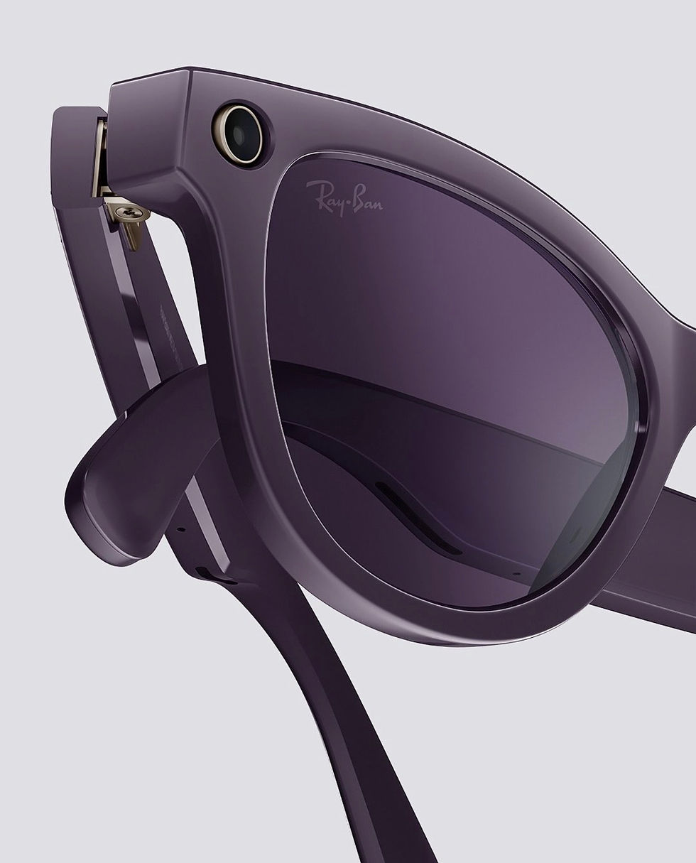 Vue en plongée des lunettes Ray-Ban Meta posées sur un étui élégant dans une boutique