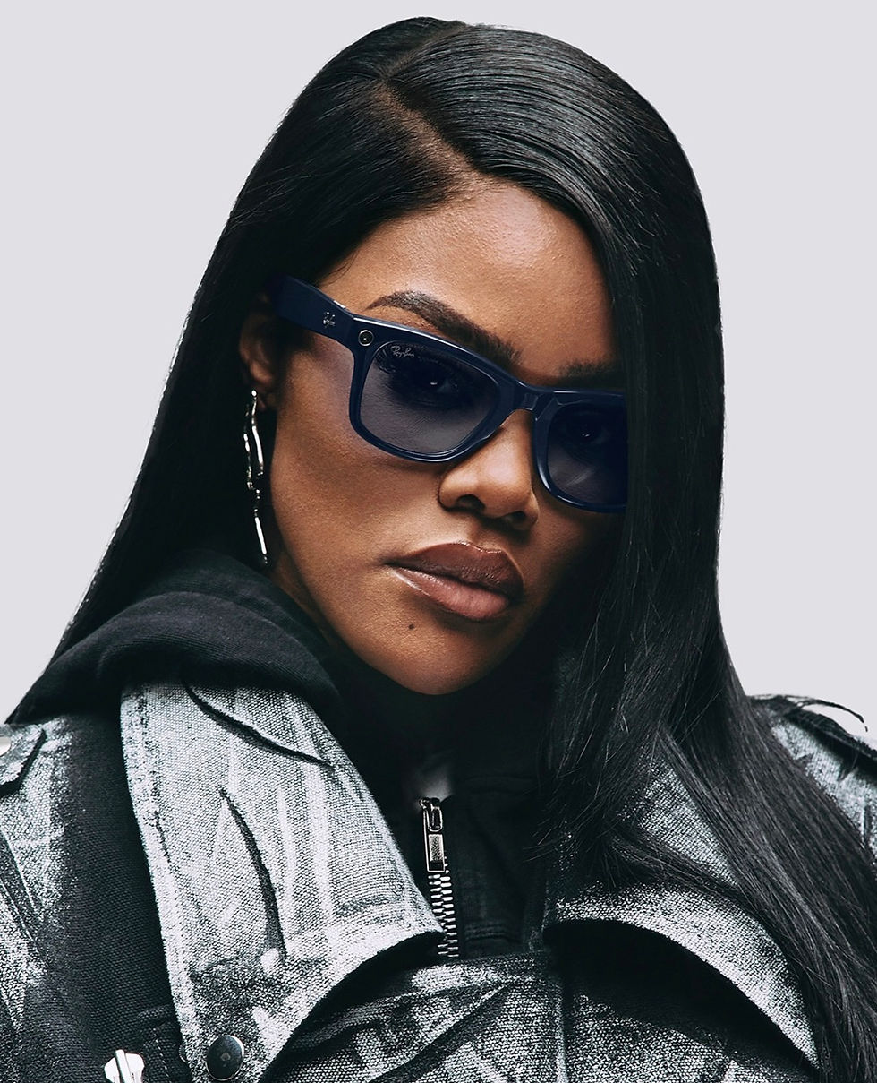 Vue de face des lunettes Ray-Ban Meta portées sur un mannequin en boutique