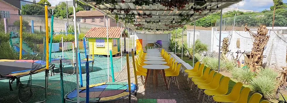 Sede da ONG Herdeiros do Futuro em Curitibanos, com brinquedos e equipamentos