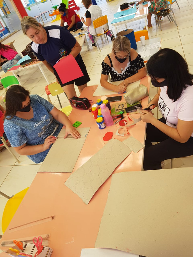Equipe do CMEI JESSÉ MURBACK reunida elaborando materiais e atividades não presenciais