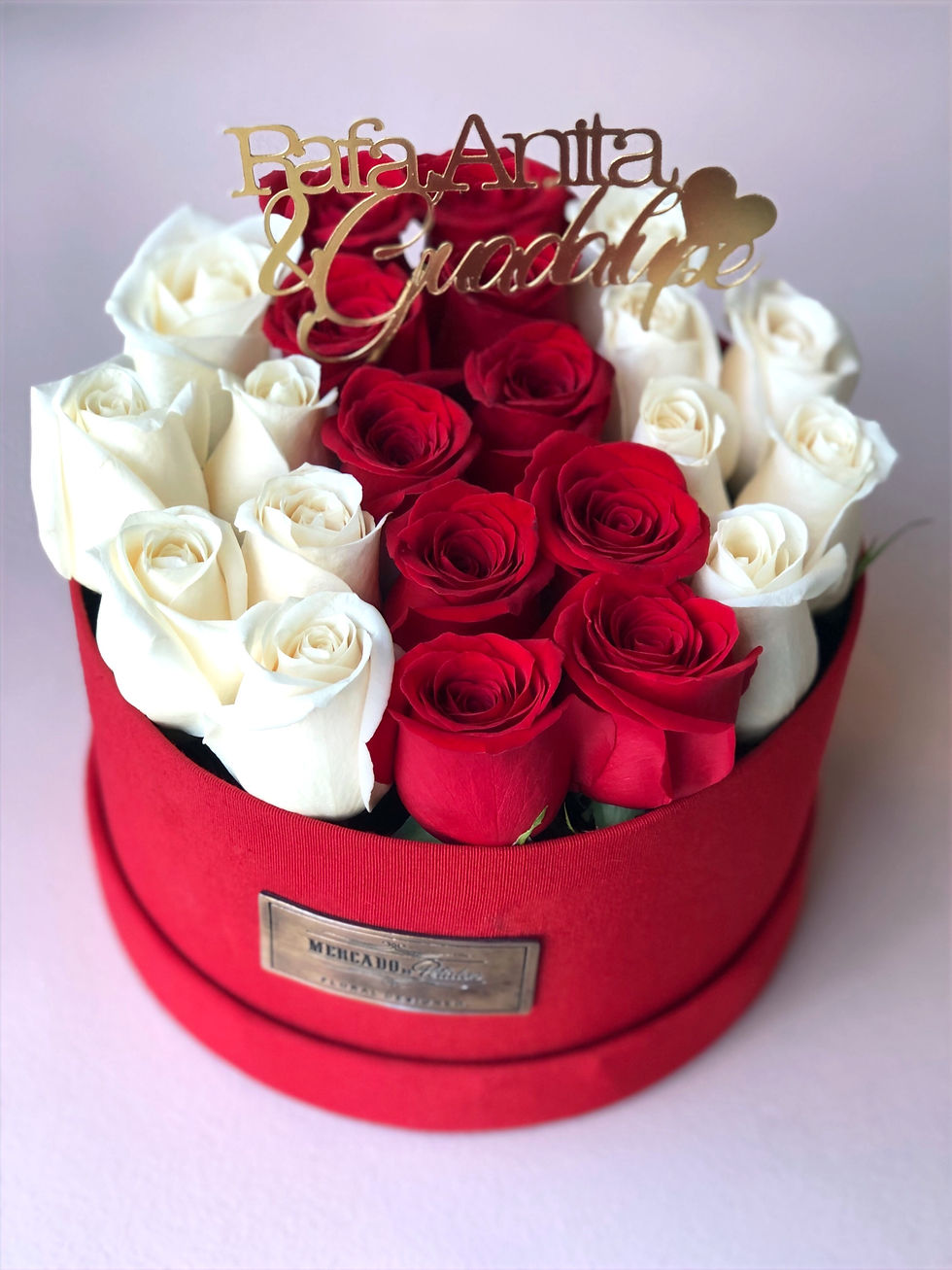 Miniatura: Caja con rosas rojas alineadas