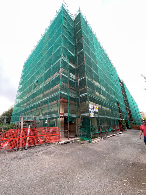 Montaggio ponteggi nel cantiere di Aprilia da IDEALPONTEGGI SRLS