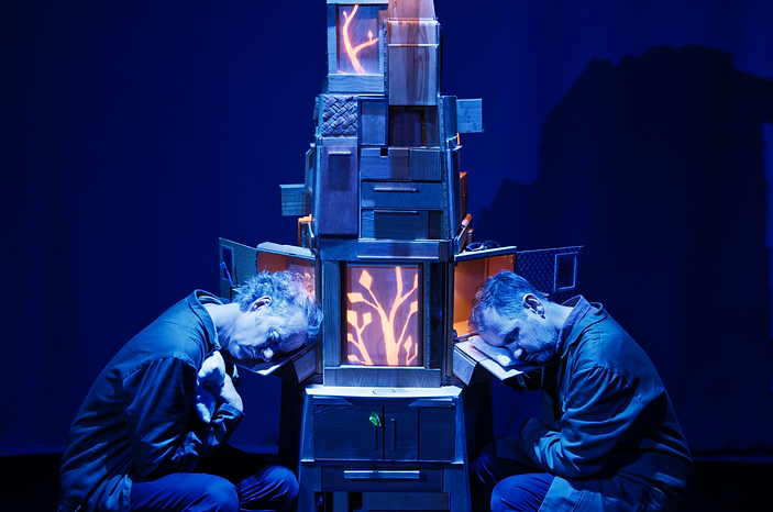 https___refleksion.dk_wp-content_uploads_2025_01_MedTiden-9-Teater-refleksion-foto-christo