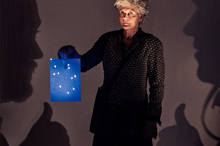 Teatret Gruppe 38 - Den lille pige med svovlstikkerne (2)jpg_edited.jpg