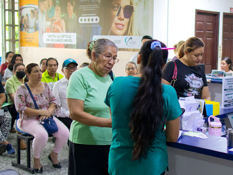En la Fundación Padre Arrupe creemos firmemente que el acceso a una atención médica digna, oportuna y de calidad es un pilar fundamental para el bienestar de cualquier comunidad. Sin salud, el aprendizaje se dificulta, las oportunidades laborales se reducen y la vulnerabilidad social se profundiza. Por ello, a través de nuestra Clínica Asistencial Padre Arrupe, trabajamos cada día para brindar atención sanitaria integral a miles de niños, jóvenes y familias salvadoreñas que de otro modo no tendrían acceso a estos servicios.