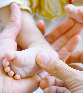 Mutter, die dem Baby eine Babymassage gibt
