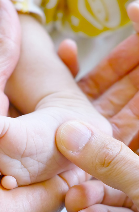 Massage pieds bébé