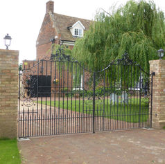 #23 Estate Gates | Artistic Metalica
Contact 01354 278506
