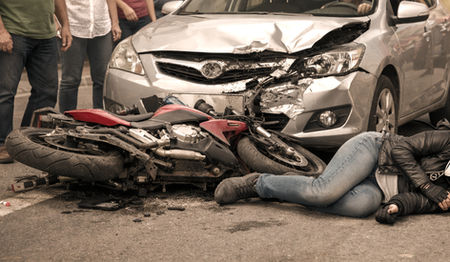 Indemnización de 800.000€ a una joven motorista por secuelas invisibles tras un traumatismo craneoencefálico