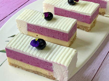 עוגת גבינה אפוייה מוס אוכמניות וקרם וניל