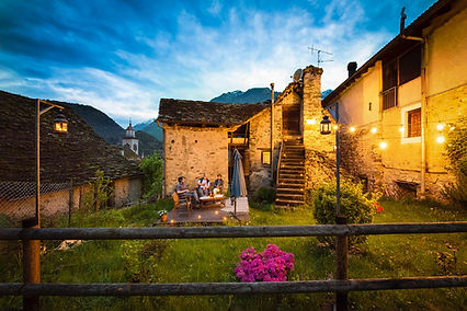 Serata estiva nel giardino di Casa Quaroni
