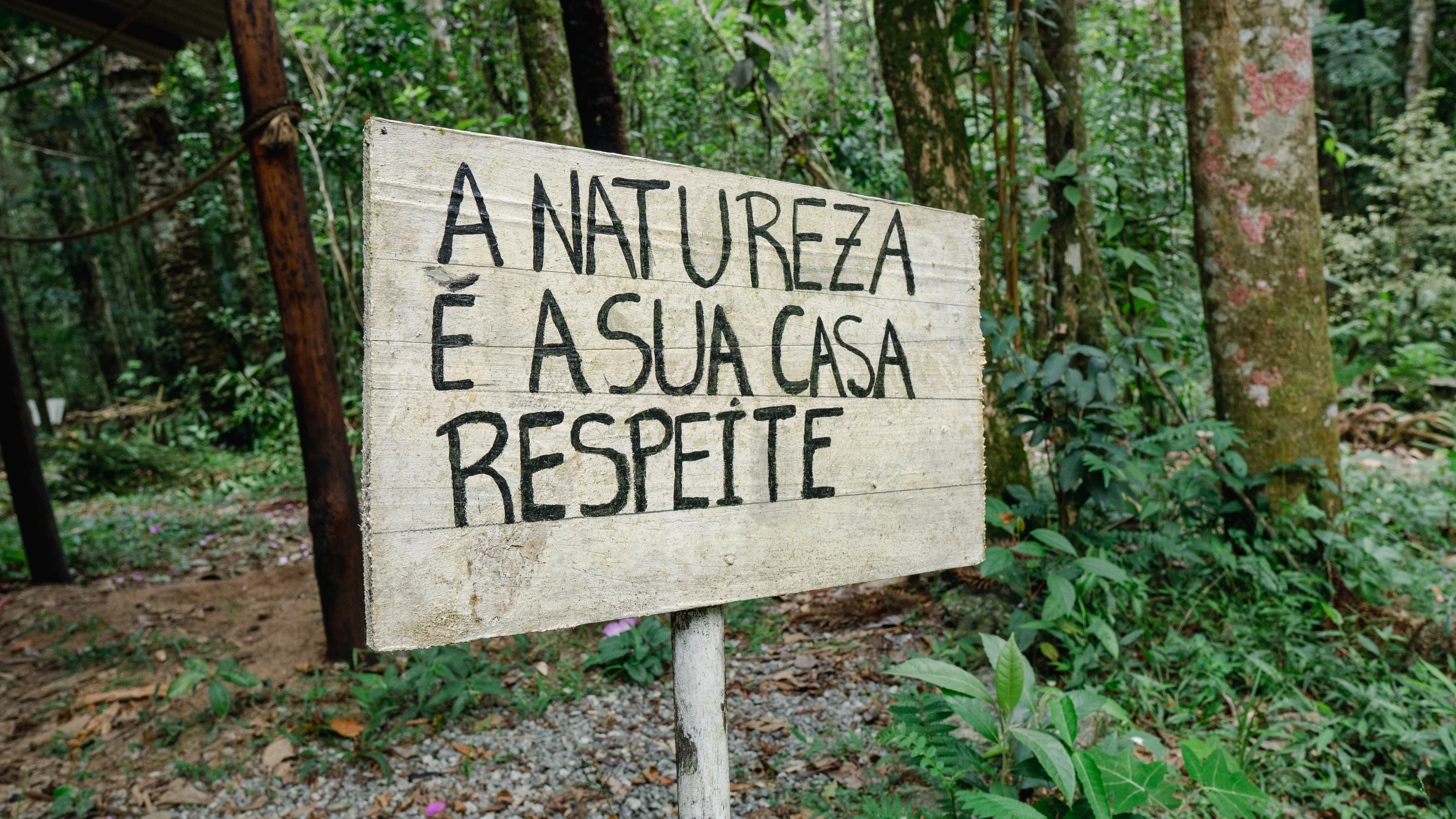 placa para lembra de reduzir o impacto ambiental