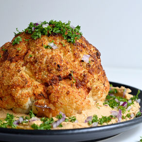 Chou-fleur rôti entier servi avec hummus crémeux au paprika – recette sans gluten, vegan et pleine de saveurs
