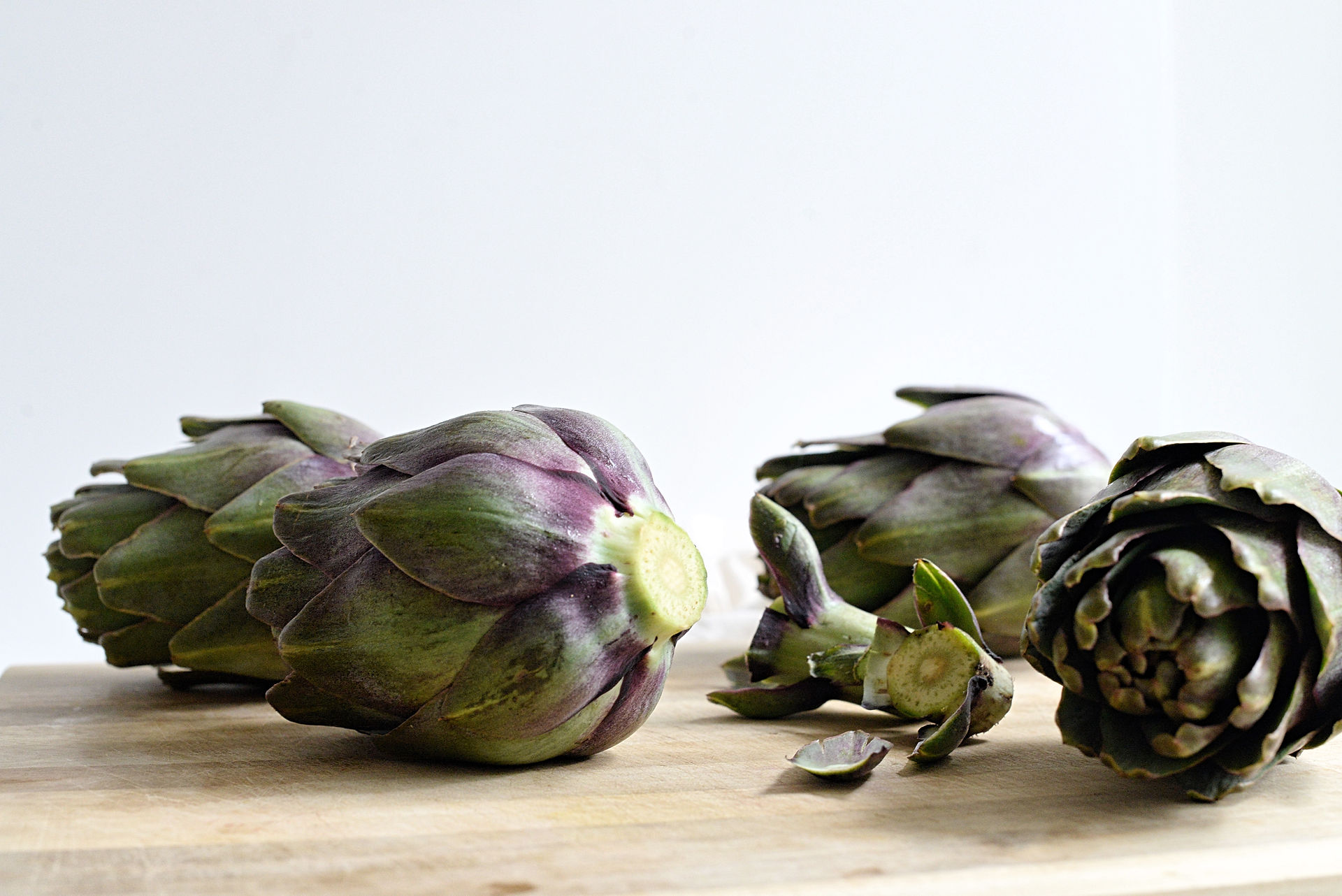 Artichauts violets vapeur servis avec une sauce rose onctueuse à la betterave et aux noix de cajou, recette vegan et sans gluten.