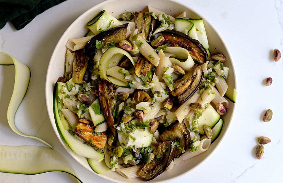 Pâtes aux aubergines rôties, courgettes & pistaches (vegan + sans gluten)