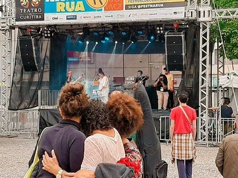 Festival de teatro de Curitiba leva arte às ruas após dois anos de pandemia