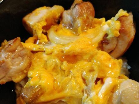 ふわトロ玉子の親子丼セット。鶏肉も柔らかで薄味です。