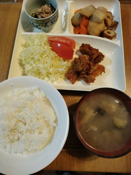 誰もが喜ぶ鶏の唐揚げと通好みの煮物。唐揚げは衣カリカリ肉フワフワでした。