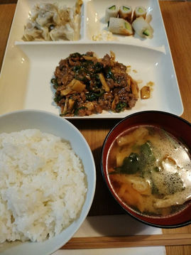 今夜は和風青椒肉絲。隠し味に生姜を使い、さっぱり味です。