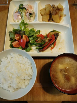 本日は目先を変えて味噌汁。具沢山で、大好きななめこがたっぷり。出汁がきいて甘くて美味しいです。