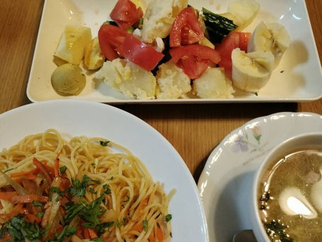 入居者の一人が信仰するキリスト教会の頂きもの、オニギリ、サンドウィッチ、ゆで玉子、バナナをアレンジしました。どこに隠れてるかな?