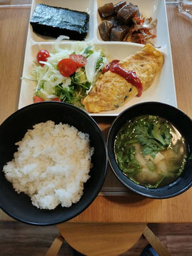 ポパイオムレツ。ほうれん草がたっぷり詰まってます。