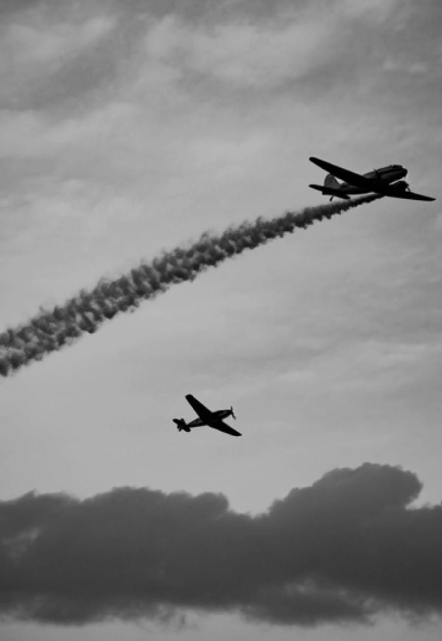 Modi Alon finishing off one of the Egyptian bombers over Tel Aviv