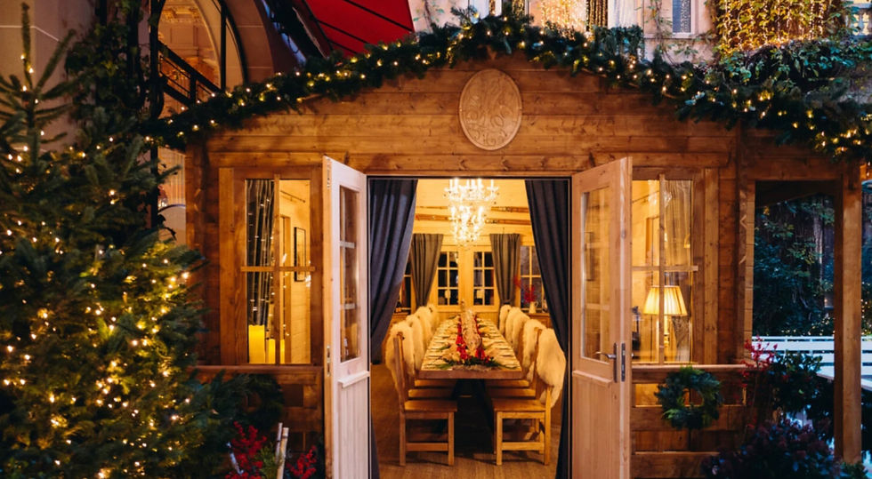 Le chalet d'hiver et sa patinoire. Crédit Plaza Athénée.