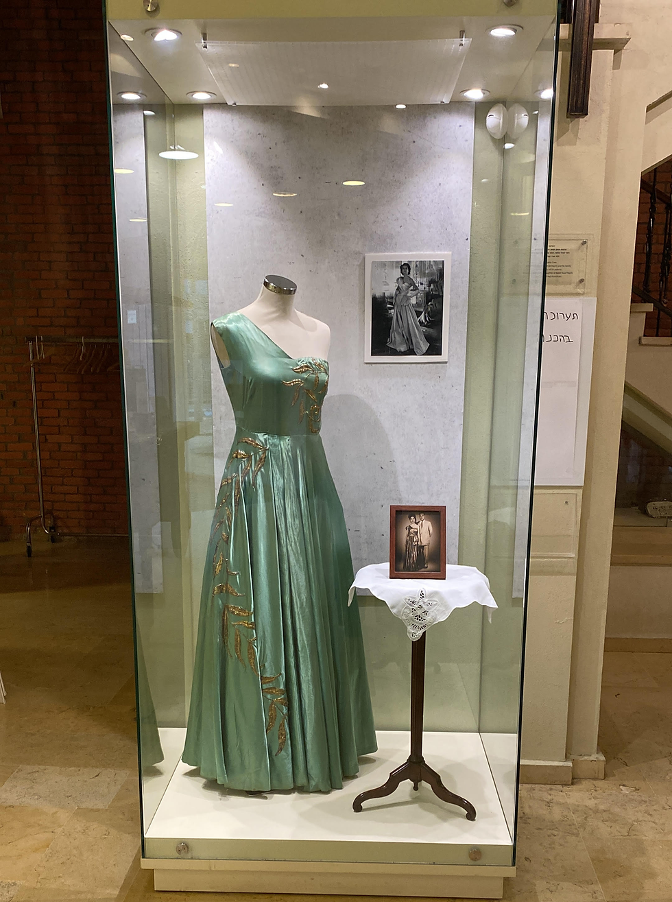 Between Tradition and Modern Glamour