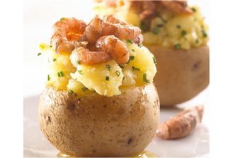 Gepofte aardappel met grijze garnalen
