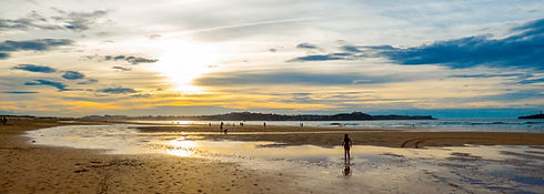Panoramic image of a sunset on the beach of Somo, in the Spanish region of Cantabria.jpg
