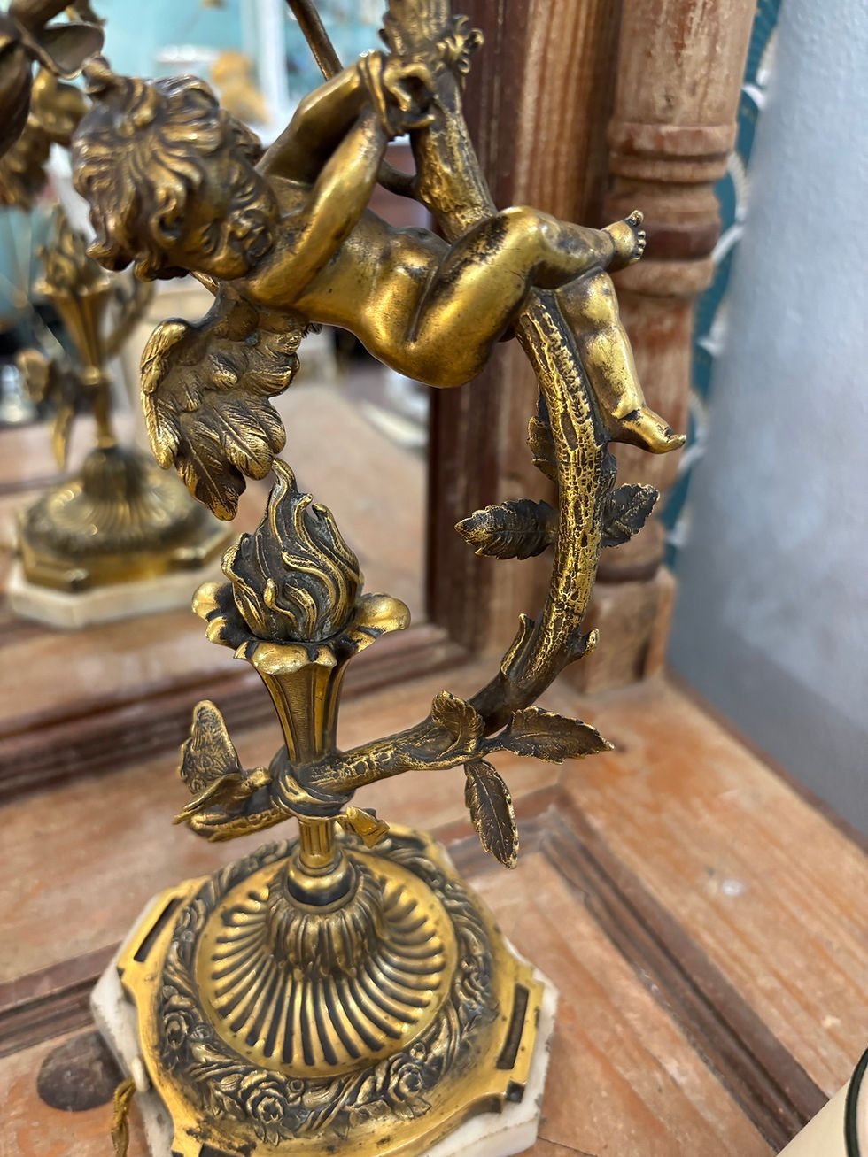 Miniature : Ancienne lampe en bronze art nouveau au cherubin et papillon fin XIX eme