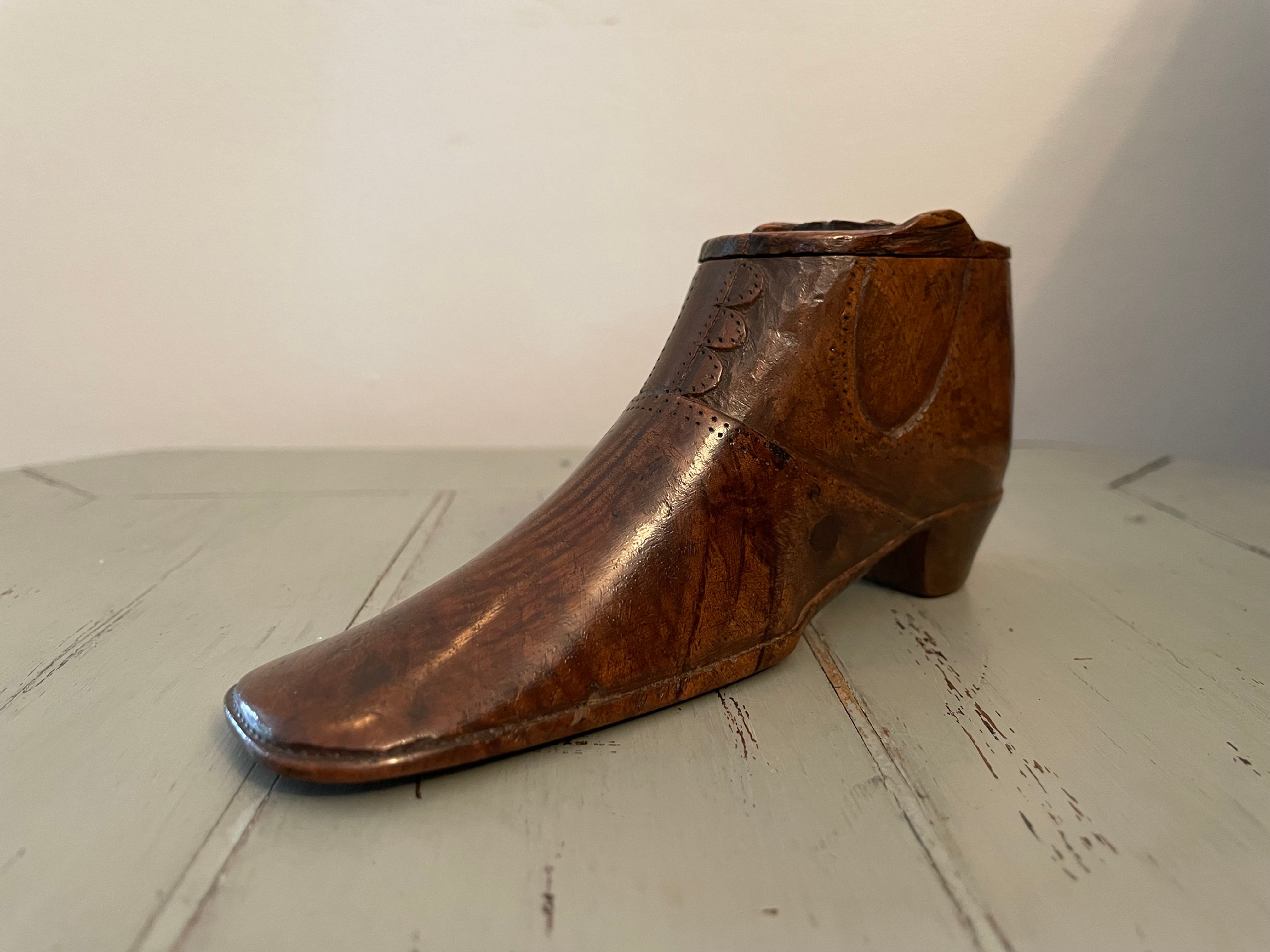 Ancienne tabatière en bois sculpté Chaussure fin du XIX eme siècle