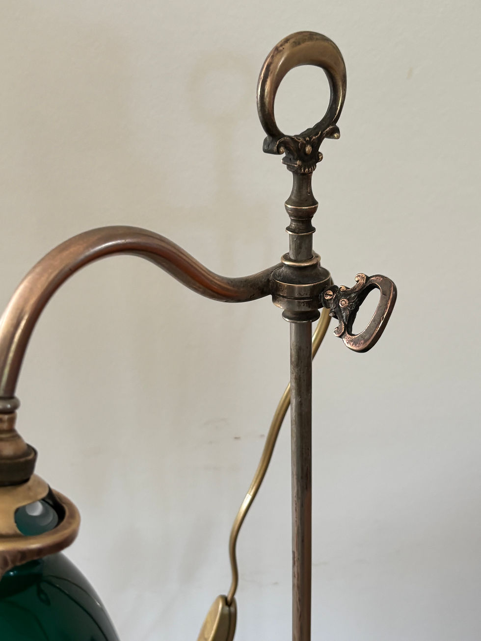 Miniature : Ancienne lampe de bureau vers 1900 en laiton avec son opaline vert anglais