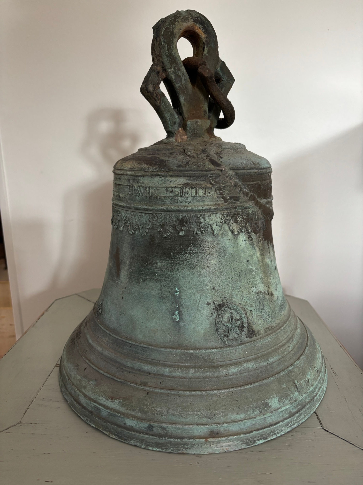 Ancienne cloche d'eglise en bronze datée 1820