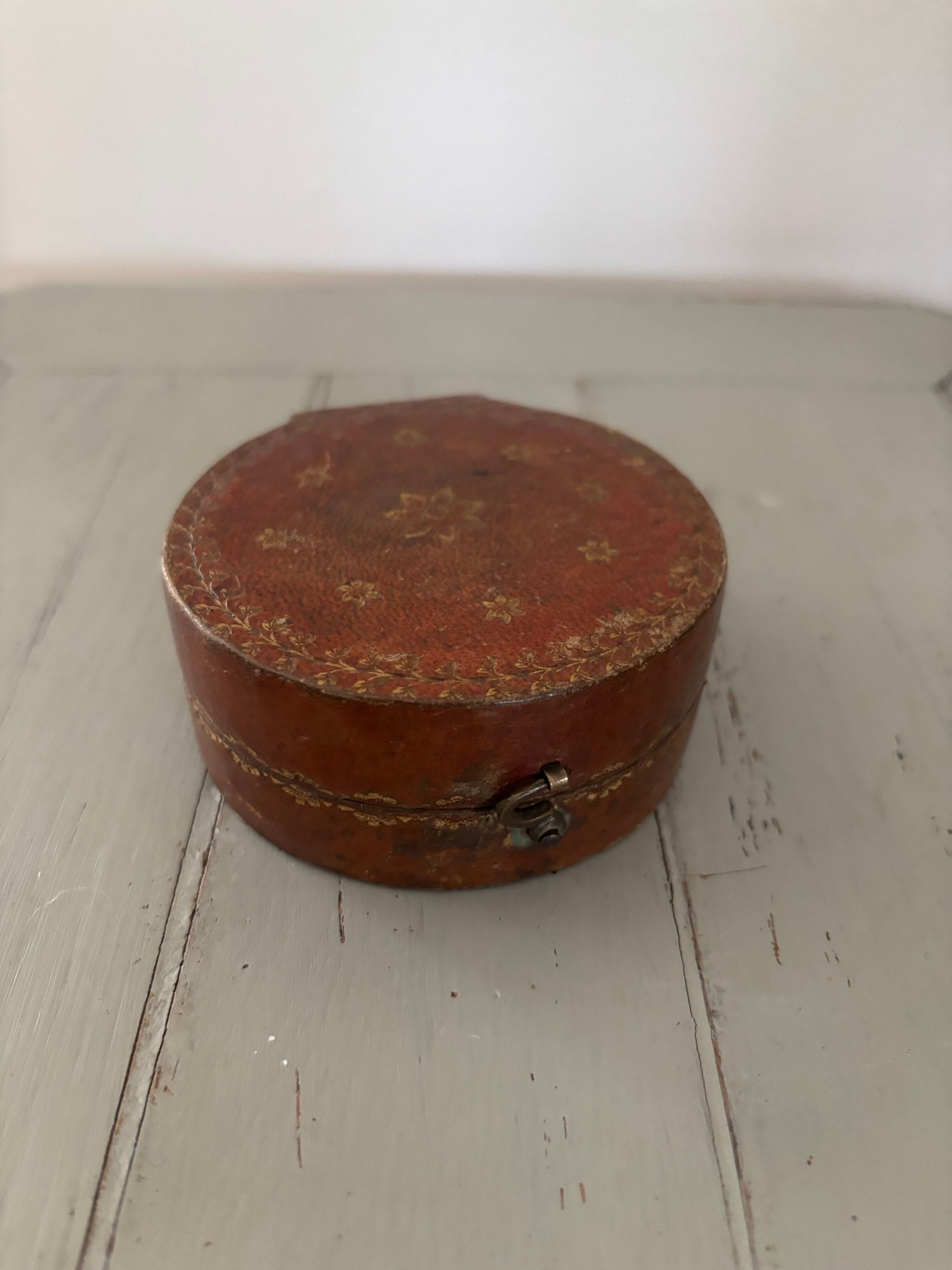 ancienne petite boite ronde en cuir gaufré epoque XVIII eme siècle