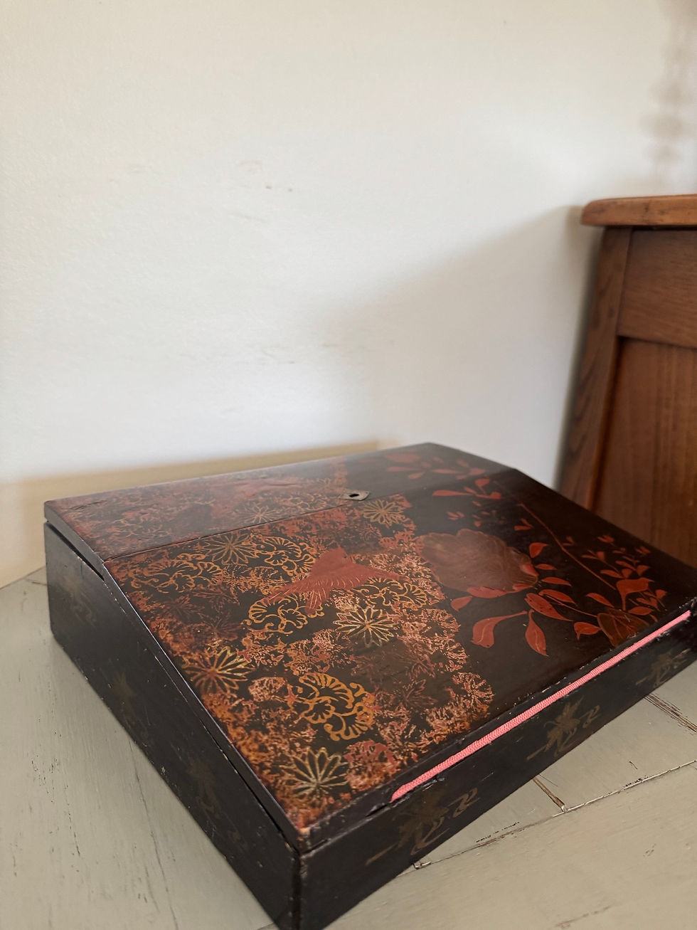 Ancien petit écritoire en laque de chine à décor floral vers 1900