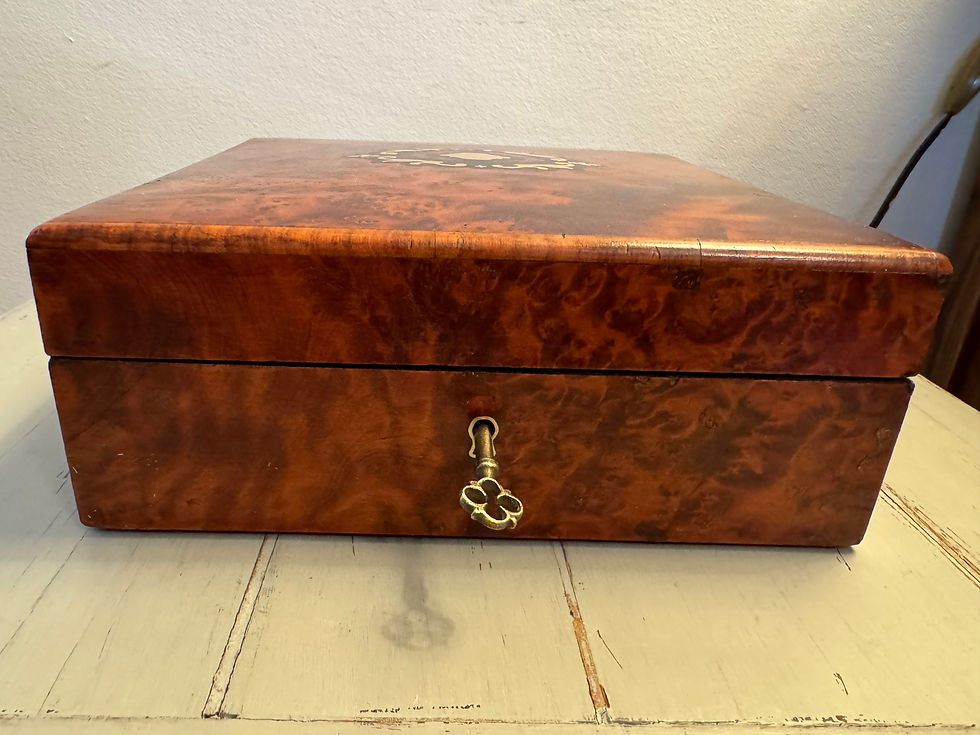 Ancienne boite Napoleon III en marqueterie loupe et thuya XIX eme siecle