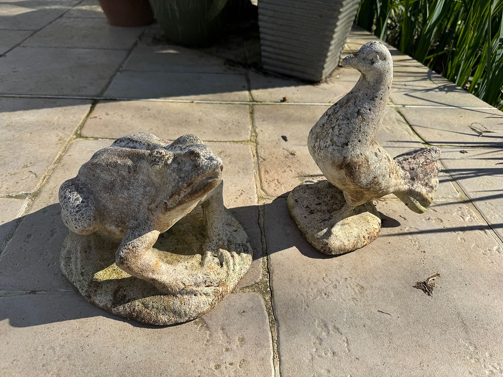 Miniature : grenouille et pigeon : animaux en pierre reconstituée Jardin vers 1950