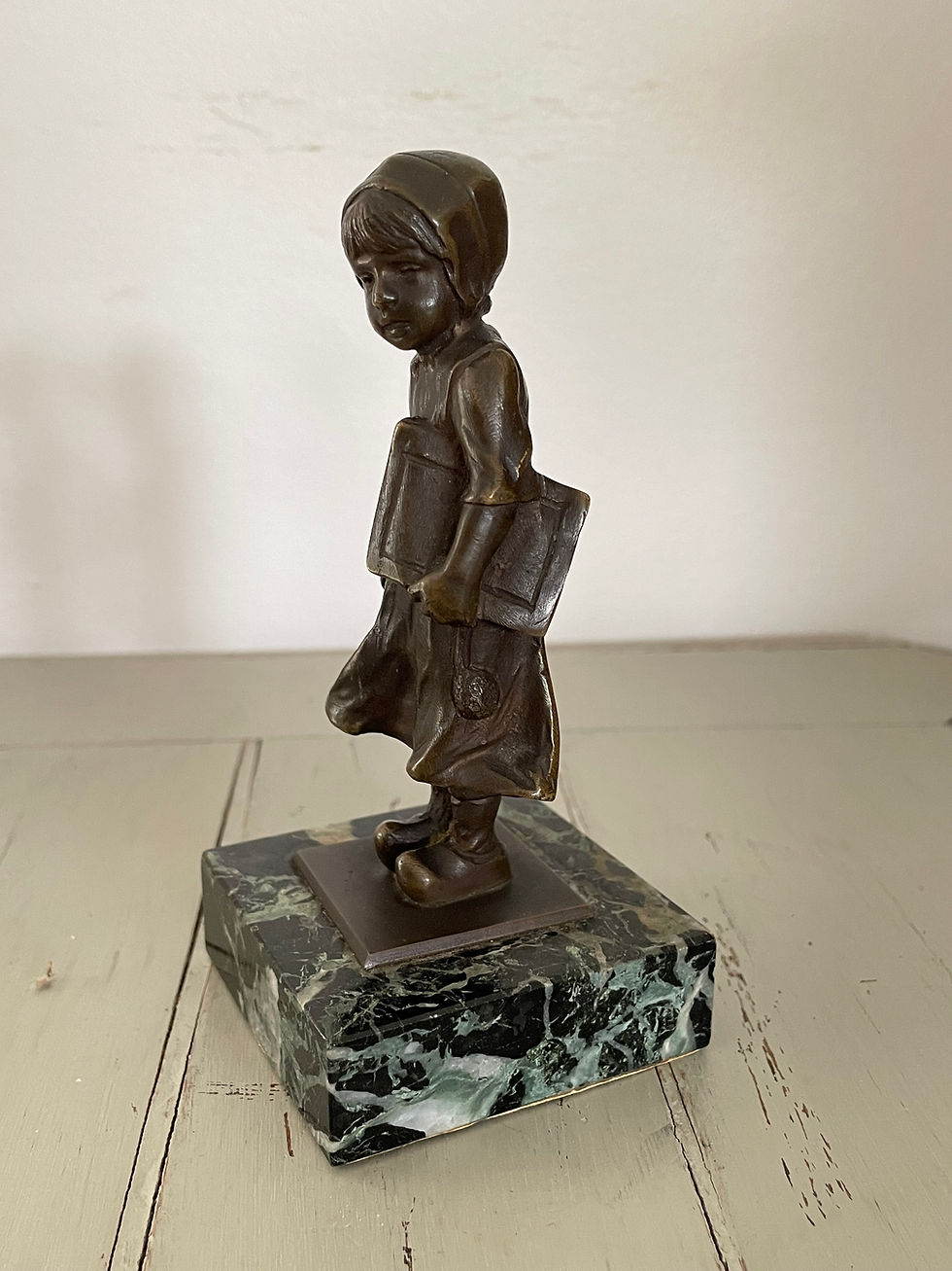 Miniature : Petit bronze de vitrine : l'écolière. Début du XX eme siècle